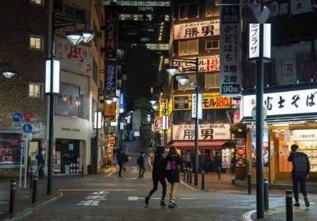 美国疫情最新动态及小巷中的独特发现