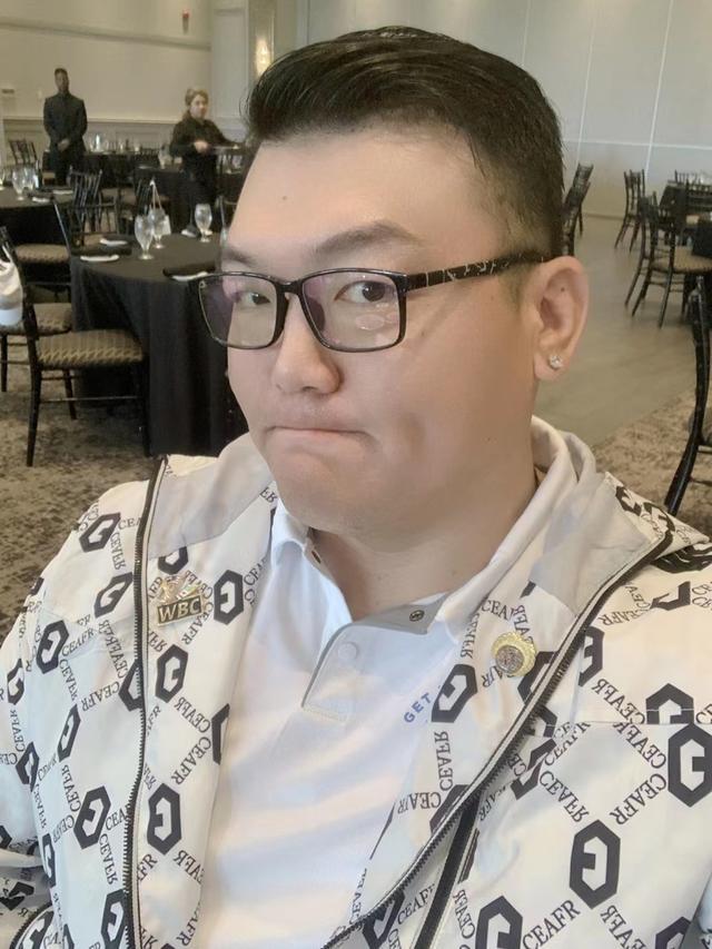 重量级拳王争霸赛激战正酣，谁将成为新一代霸主？
