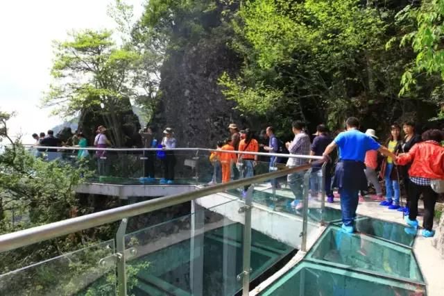 玻璃栈道新潮流，时代进步与勇往直前的精神象征
